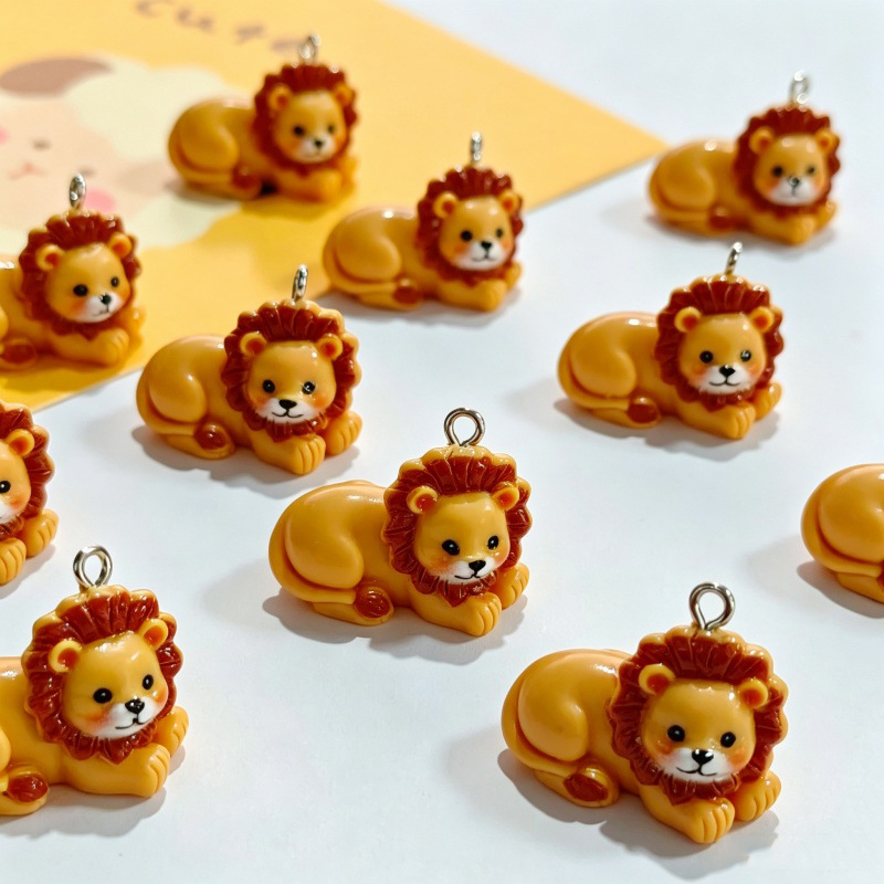 Resin Craft Projects - 6個入り、樹脂製の可愛らしいライオンのペンダント。漫画風の動物モチーフで、ネックレスやキーホルダーなどの手作りアクセサリーに使えるDIY用パーツ。