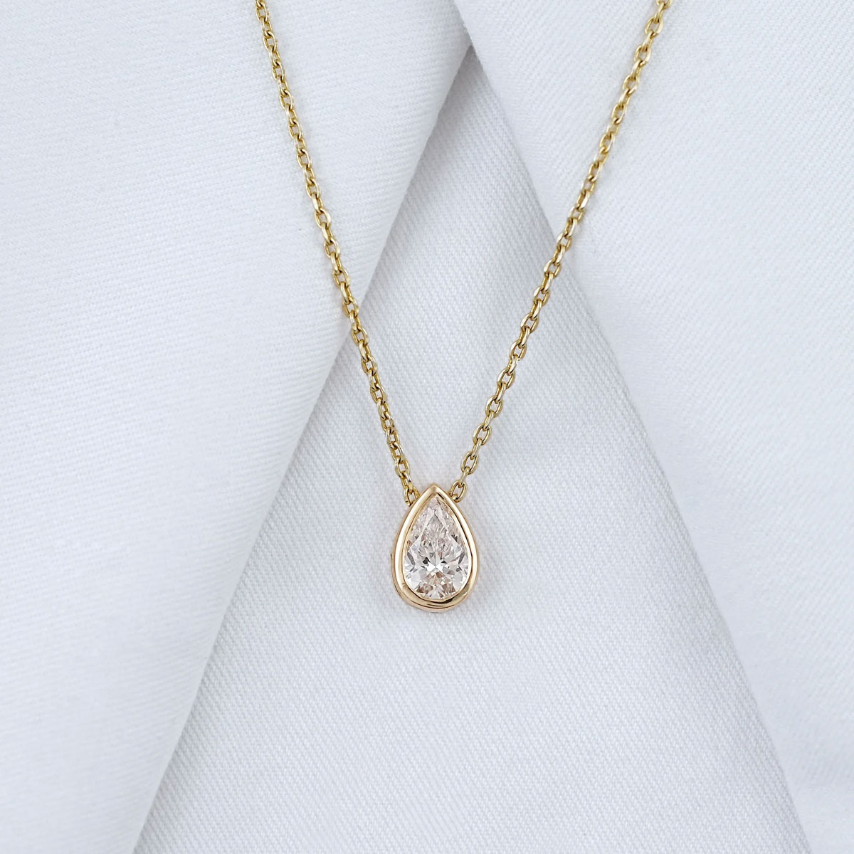 1‑4カラット ペアカット ベゼルセット モアサナイト ソリ - Bezels Set Pendant のレビューと価格